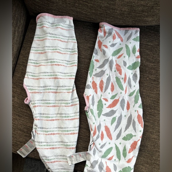 Baby Swaddle Set with Feather and Dot Patterns- set of 2 - Picture 2 of 3